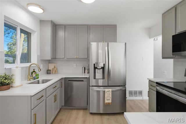 2720 Lakeport Drive, Maryland Heights, MO 63043