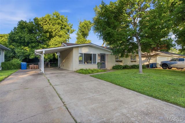 2720 Lakeport Drive, Maryland Heights, MO 63043