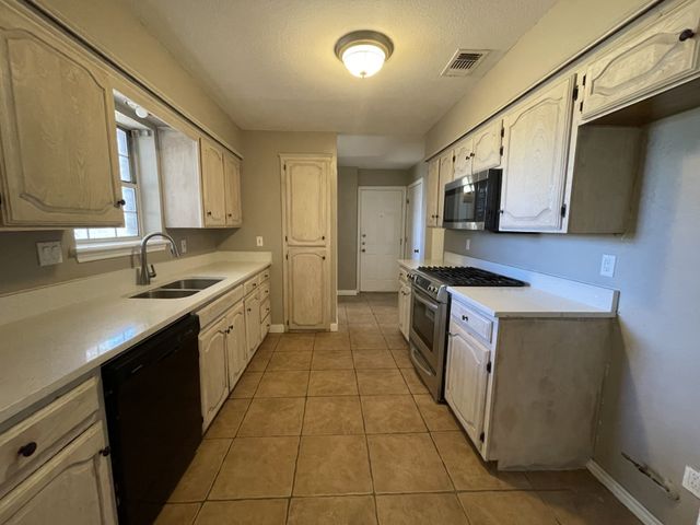 113 Deerwood Lane, Waxahachie, TX 75165