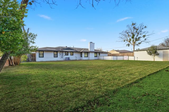 6207 Royal Lane, Dallas, TX 75230