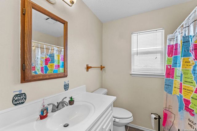 702 GARDEN MEADOW DR, Universal City, TX 78148