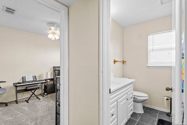 702 GARDEN MEADOW DR, Universal City, TX 78148