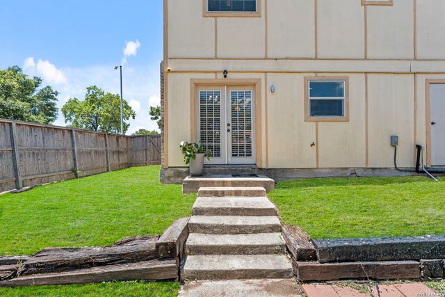 702 GARDEN MEADOW DR, Universal City, TX 78148