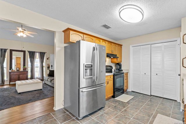 702 GARDEN MEADOW DR, Universal City, TX 78148