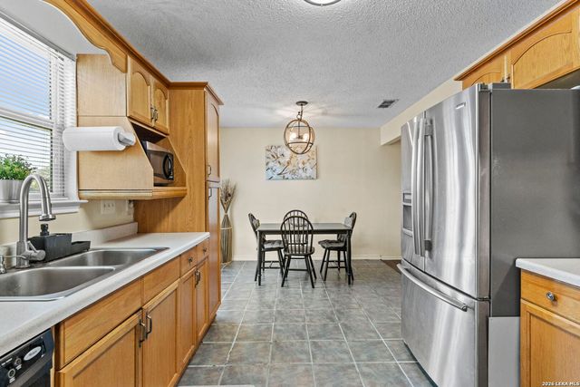 702 GARDEN MEADOW DR, Universal City, TX 78148