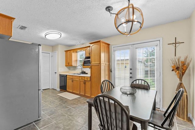 702 GARDEN MEADOW DR, Universal City, TX 78148