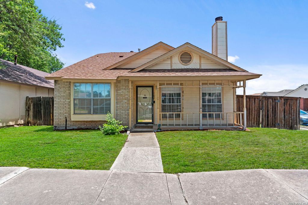 702 GARDEN MEADOW DR, Universal City, TX 78148