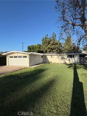 2432 Larchmont, Santa Ana, CA 92706
