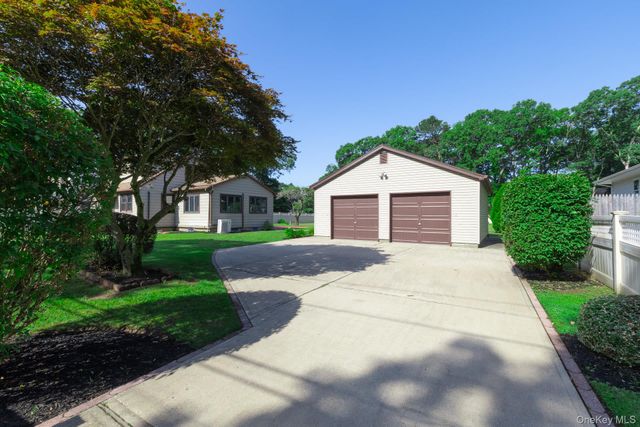 16 Ormond Place, Shirley, NY 11967