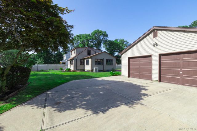16 Ormond Place, Shirley, NY 11967
