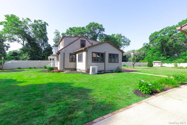 16 Ormond Place, Shirley, NY 11967