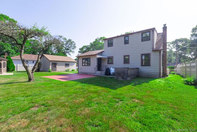 16 Ormond Place, Shirley, NY 11967