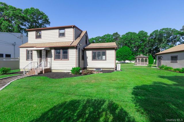 16 Ormond Place, Shirley, NY 11967