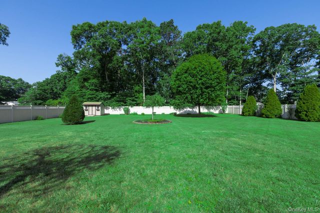 16 Ormond Place, Shirley, NY 11967