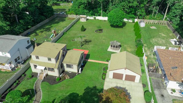 16 Ormond Place, Shirley, NY 11967