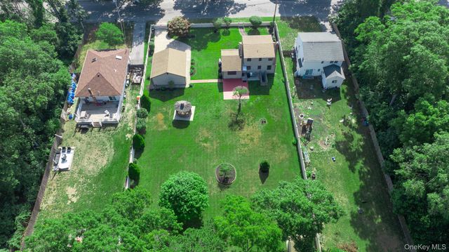16 Ormond Place, Shirley, NY 11967