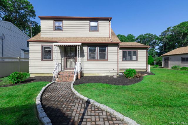 16 Ormond Place, Shirley, NY 11967