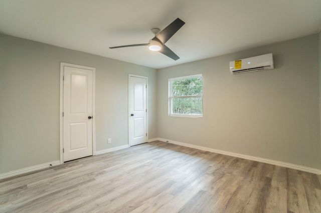 1704 Hillside Drive, River Oaks, TX 76114