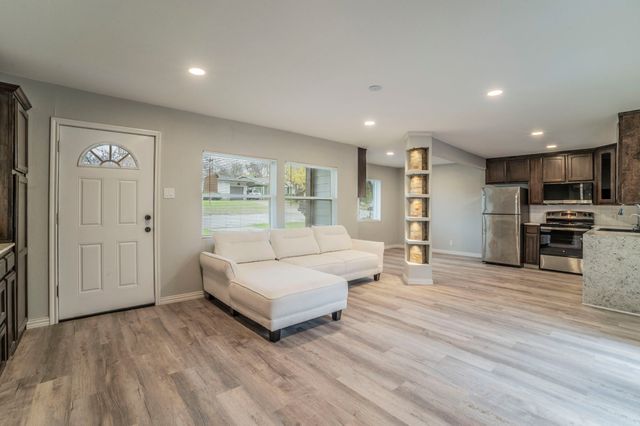 1704 Hillside Drive, River Oaks, TX 76114