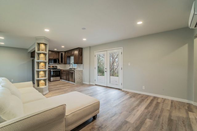 1704 Hillside Drive, River Oaks, TX 76114