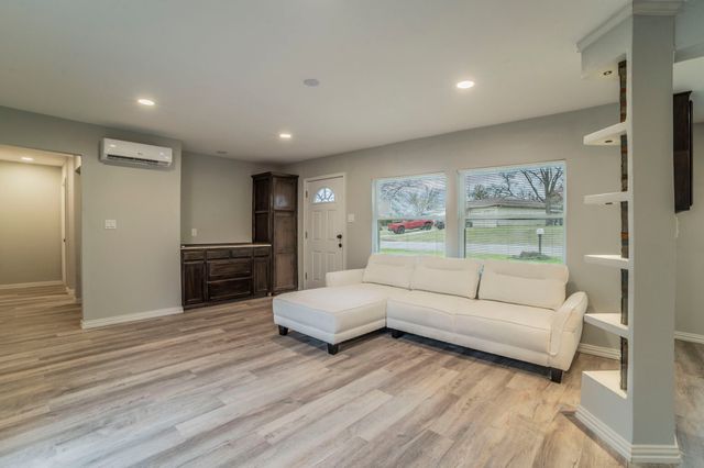 1704 Hillside Drive, River Oaks, TX 76114