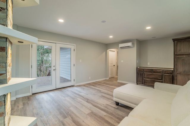 1704 Hillside Drive, River Oaks, TX 76114