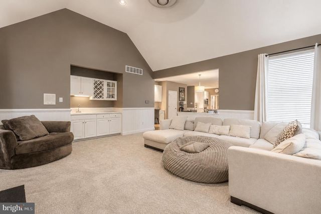 2 GREENBRIAR RD, Mullica Hill, NJ 08062
