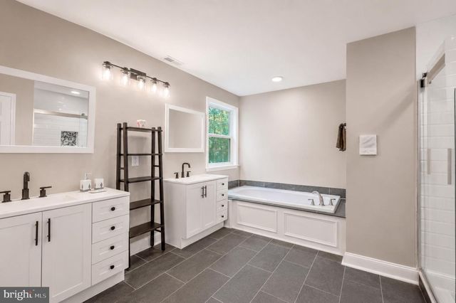 2 GREENBRIAR RD, Mullica Hill, NJ 08062