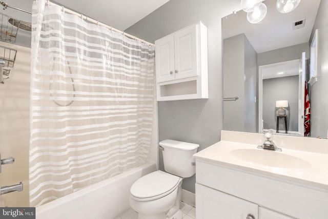 2 GREENBRIAR RD, Mullica Hill, NJ 08062
