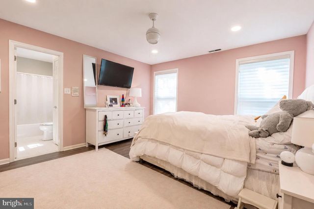 2 GREENBRIAR RD, Mullica Hill, NJ 08062