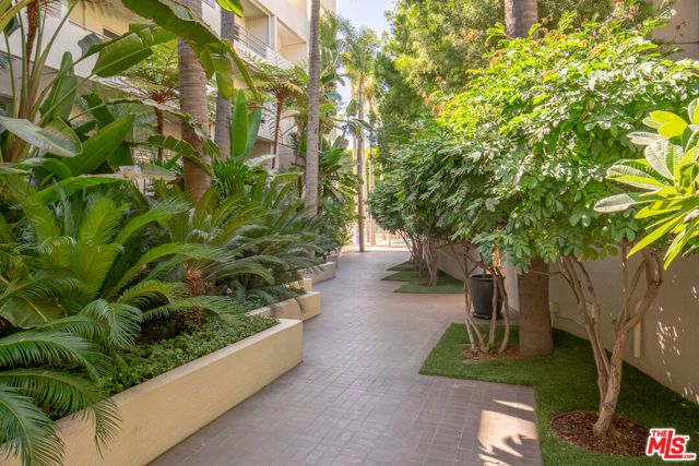 1131 Alta Loma Road 305, West Hollywood, CA 90069