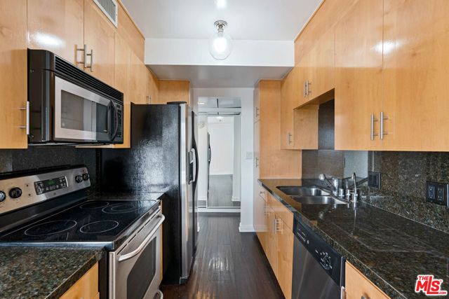 1131 Alta Loma Road 305, West Hollywood, CA 90069