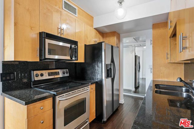 1131 Alta Loma Road 305, West Hollywood, CA 90069