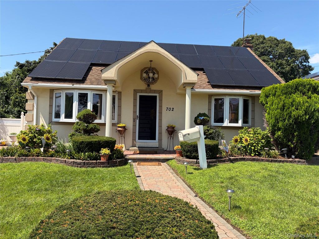 702 Diellen Lane, Elmont, NY 11003 — exterior