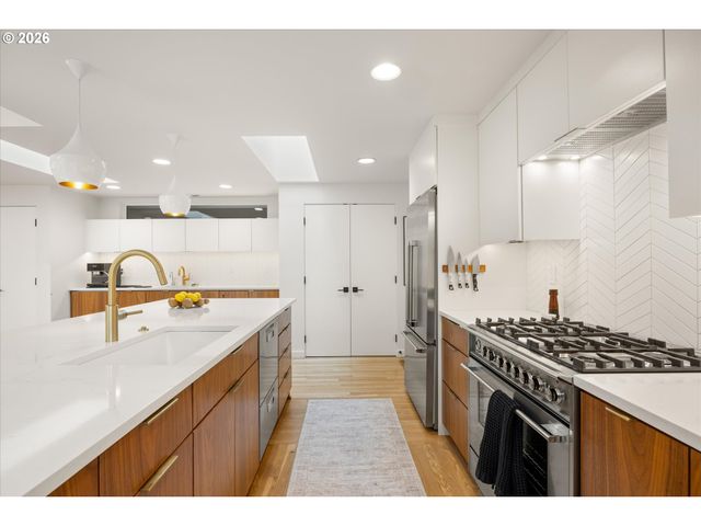 752 LAKE FOREST Dr, Lake Oswego, OR 97034