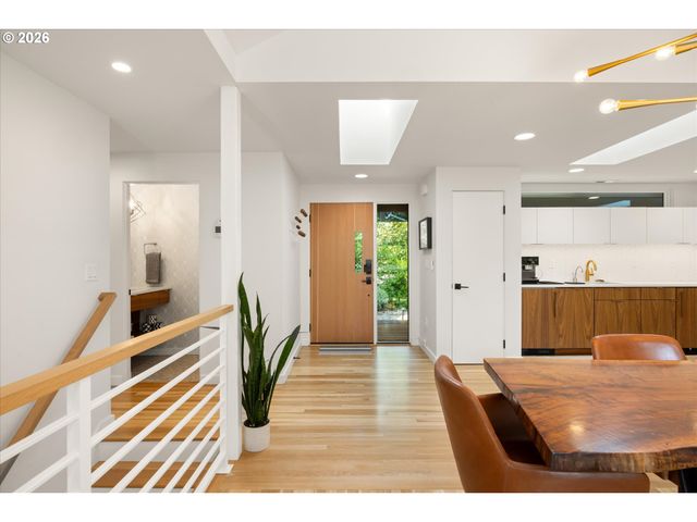 752 LAKE FOREST Dr, Lake Oswego, OR 97034