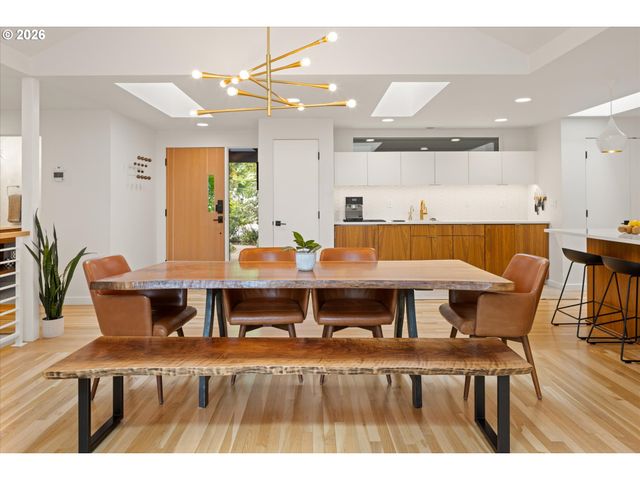 752 LAKE FOREST Dr, Lake Oswego, OR 97034
