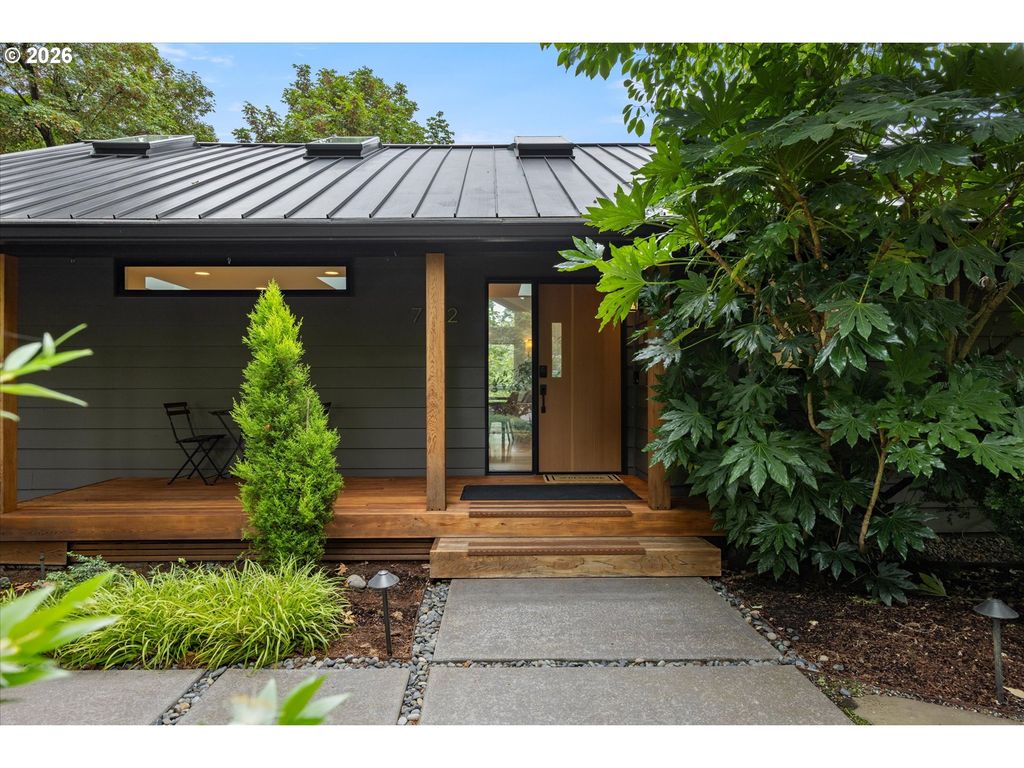 752 LAKE FOREST Dr, Lake Oswego, OR 97034