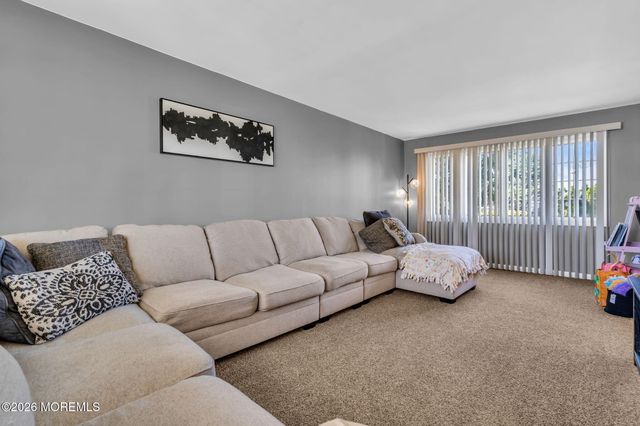 11 Glen Avenue, Old Bridge, NJ 08857