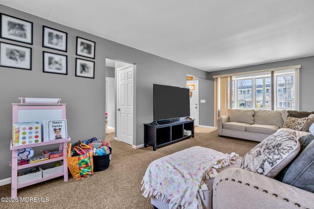 11 Glen Avenue, Old Bridge, NJ 08857