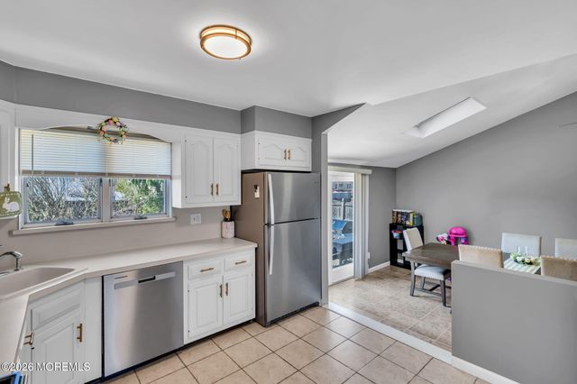 11 Glen Avenue, Old Bridge, NJ 08857