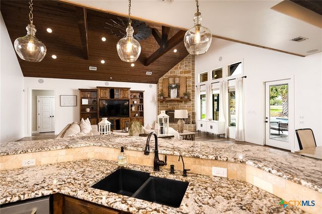 1260 County Road 361, La Vernia, TX 78121