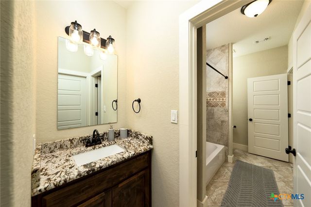 1260 County Road 361, La Vernia, TX 78121