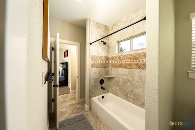 1260 County Road 361, La Vernia, TX 78121