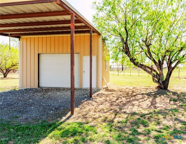 1260 County Road 361, La Vernia, TX 78121