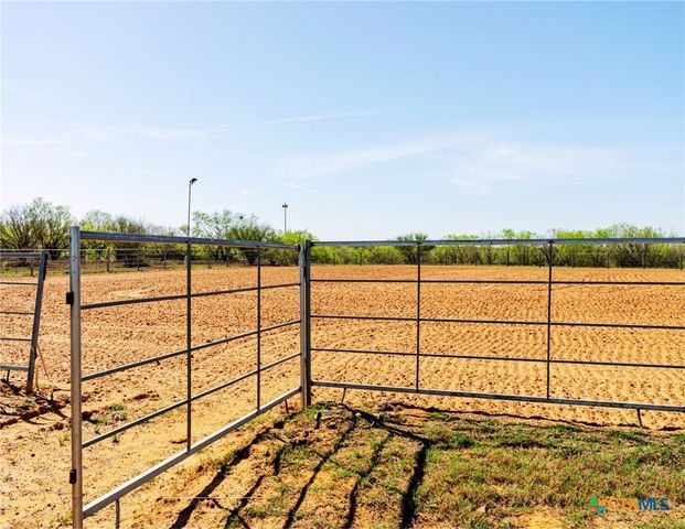 1260 County Road 361, La Vernia, TX 78121