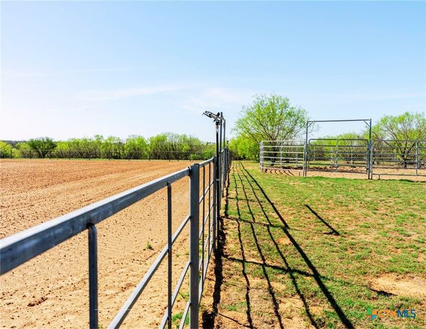 1260 County Road 361, La Vernia, TX 78121
