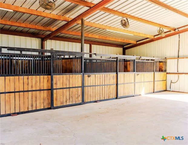 1260 County Road 361, La Vernia, TX 78121