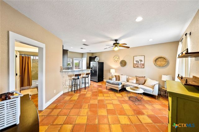 1260 County Road 361, La Vernia, TX 78121