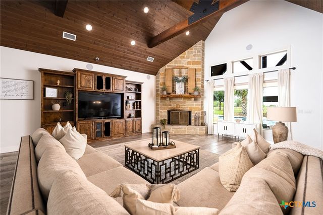 1260 County Road 361, La Vernia, TX 78121